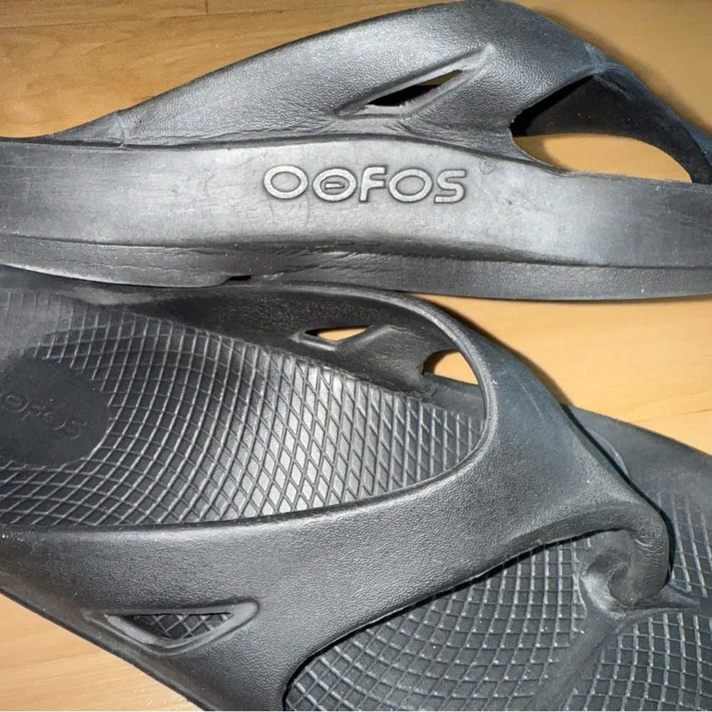 OOFOS OOLALA UNISEX BLACK FLIP FLOP SZ M 8 W 10 BEACHWEAR CUSHIONED FOOTBED